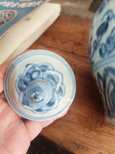 古玩陶瓷明中期青花纏枝紋蓋罐真品鑒賞圖