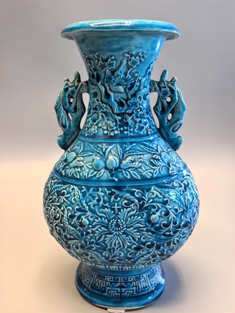 古玩陶瓷名家孔雀藍釉纏枝花鳥三多紋雙耳瓶拍賣,當前價格6500元