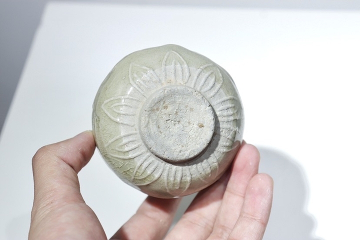 古玩陶瓷元,龍泉青瓷印花水盂拍賣,當(dāng)前價(jià)格1500元