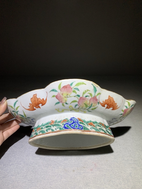 古玩陶瓷粉彩博古花卉紋高足貢盤拍賣，當前價格2800元