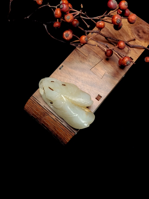古玩雜項(一口價放漏)清代和田白玉紅沁瓜果墜拍賣,當前價格2600元