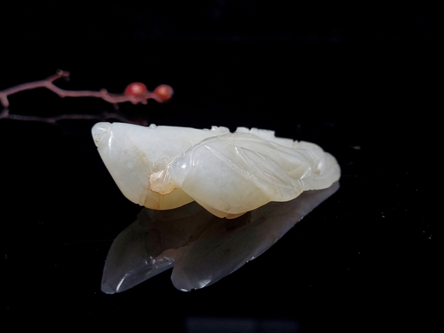 古玩雜項(一口價放漏)清代和田白玉紅沁瓜果墜拍賣,當前價格2600元