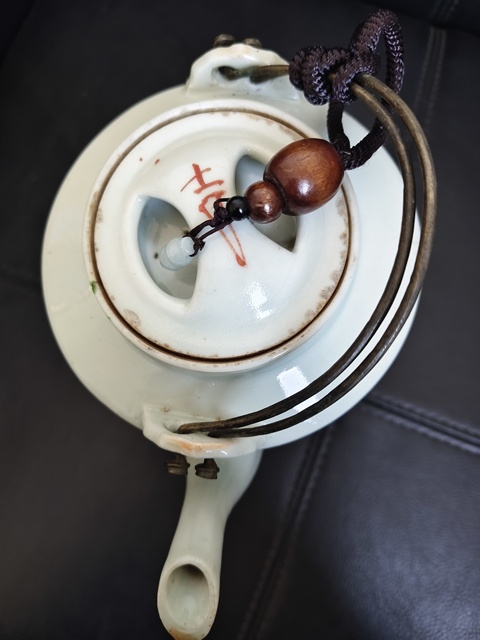 古玩陶瓷花卉紋提梁壺真品鑒賞圖
