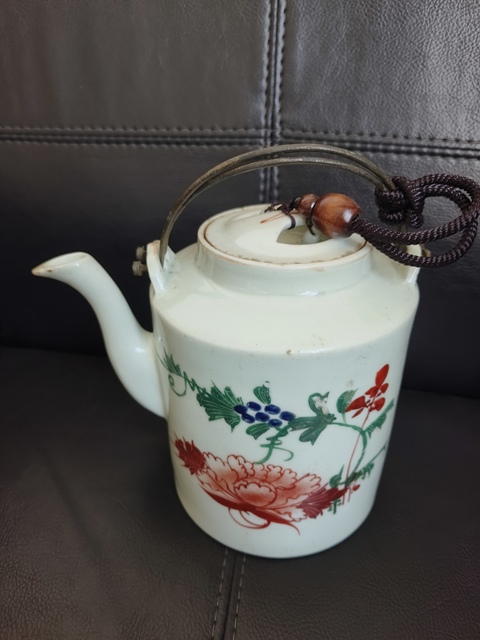 古玩陶瓷花卉紋提梁壺真品鑒賞圖