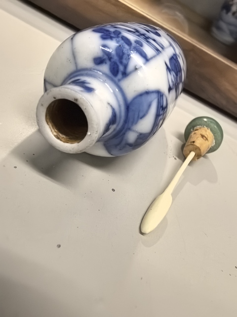 古玩陶瓷教子圖青花鼻煙壺真品鑒賞圖