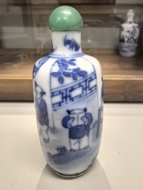 古玩陶瓷教子圖青花鼻煙壺真品鑒賞圖