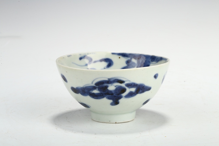 古玩陶瓷十八世紀(jì)·青花過墻龍紋杯真品鑒賞圖
