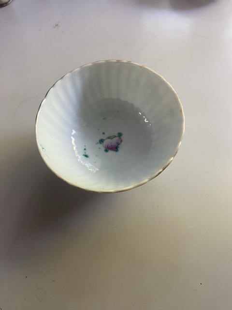 古玩陶瓷粉彩蟲草紋茶碗真品鑒賞圖