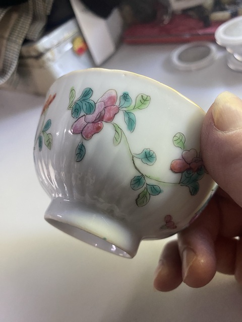 古玩陶瓷粉彩蟲草紋茶碗真品鑒賞圖