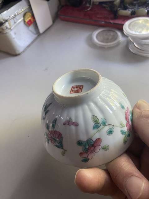 古玩陶瓷粉彩蟲草紋茶碗真品鑒賞圖