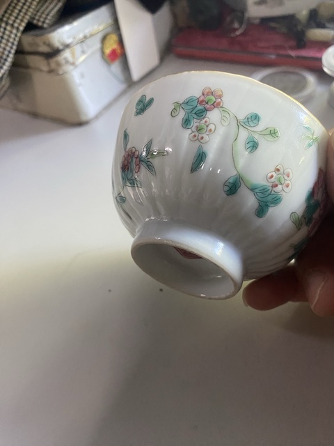 古玩陶瓷粉彩蟲草紋茶碗真品鑒賞圖