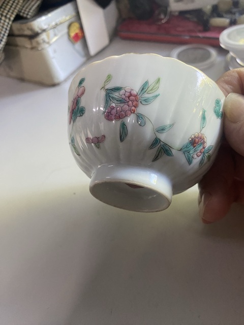 古玩陶瓷粉彩蟲草紋茶碗真品鑒賞圖
