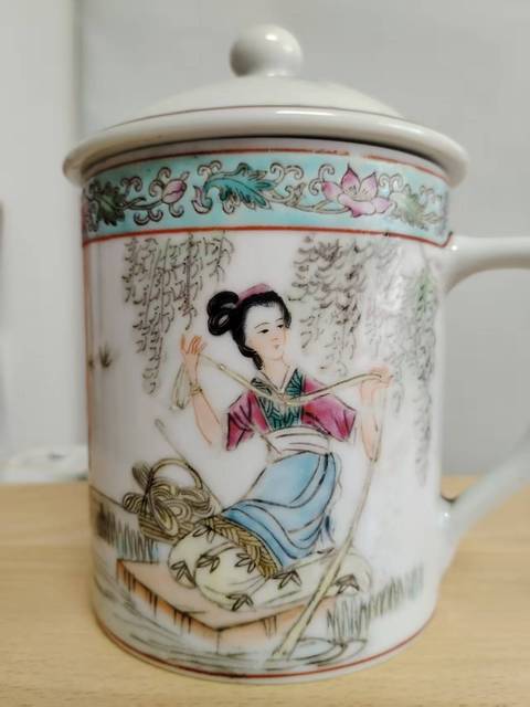 古玩陶瓷幾十年景德鎮(zhèn)人物紋執(zhí)杯拍賣，當(dāng)前價(jià)格800元