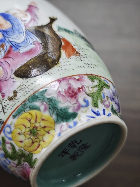 古玩陶瓷人物紋粉彩瓶真品鑒賞圖
