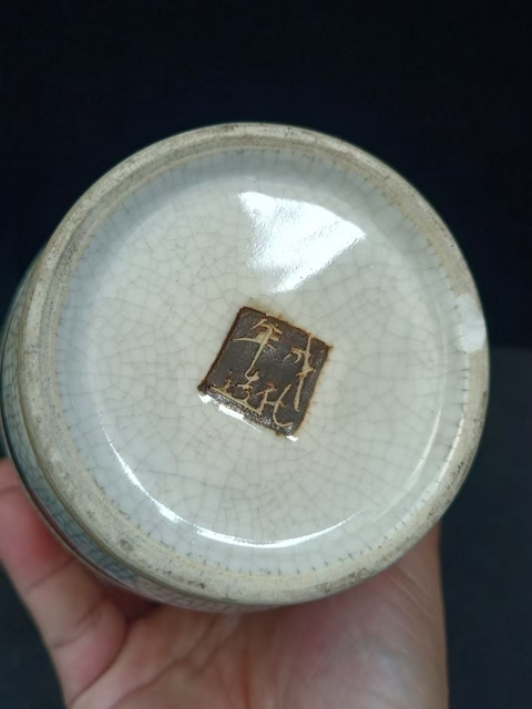 古玩陶瓷哥釉地鐵銹釉鳳凰牡丹紋瓶真品鑒賞圖