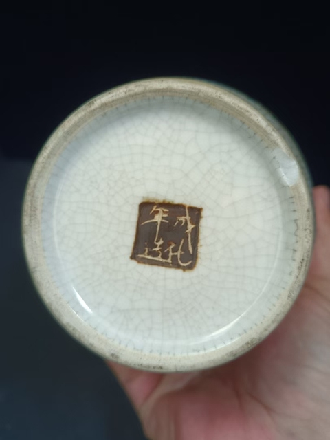 古玩陶瓷哥釉地鐵銹釉鳳凰牡丹紋瓶真品鑒賞圖