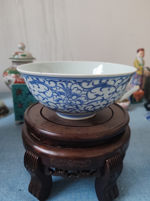 古玩陶瓷清中期青花纏枝花卉紋碗拍賣，當前價格880元