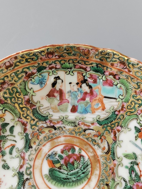 古玩陶瓷人物花鳥蝶紋廣彩盤真品鑒賞圖