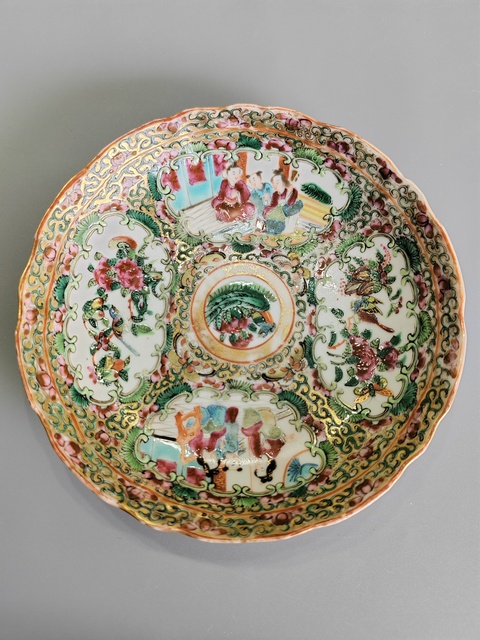古玩陶瓷人物花鳥蝶紋廣彩盤真品鑒賞圖
