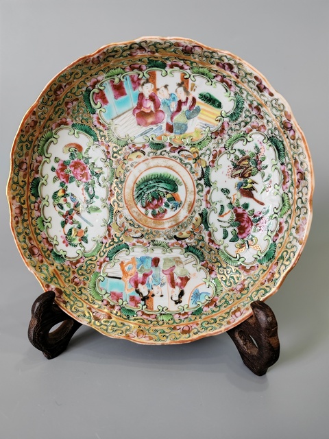 古玩陶瓷人物花鳥蝶紋廣彩盤真品鑒賞圖