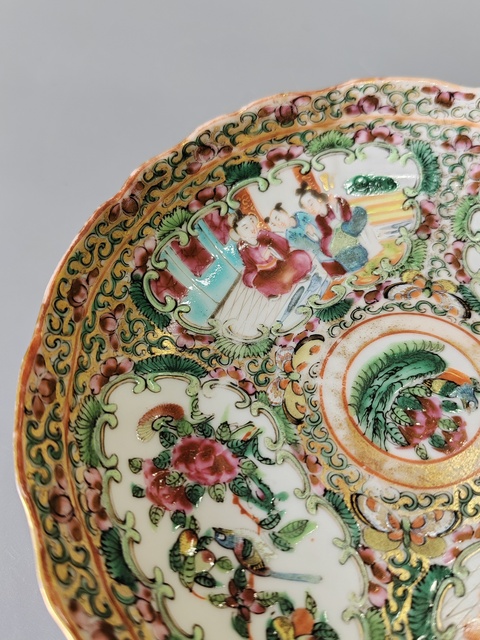 古玩陶瓷人物花鳥蝶紋廣彩盤真品鑒賞圖