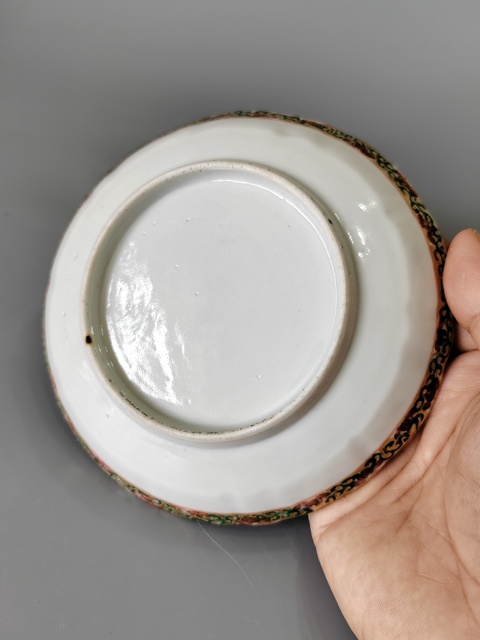 古玩陶瓷人物花鳥蝶紋廣彩盤真品鑒賞圖