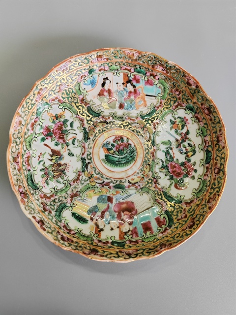 古玩陶瓷人物花鳥蝶紋廣彩盤真品鑒賞圖