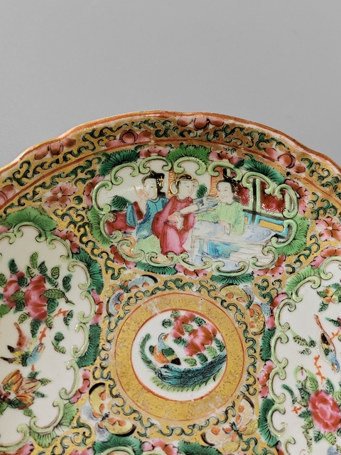 古玩陶瓷清晚·廣彩開窗人物花鳥紋盤 真品鑒賞圖