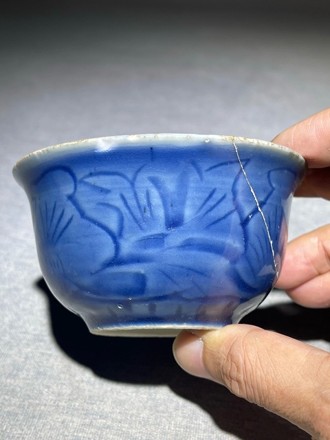 古玩陶瓷明·天啟暗刻藍(lán)釉花卉杯拍賣，當(dāng)前價(jià)格1000元