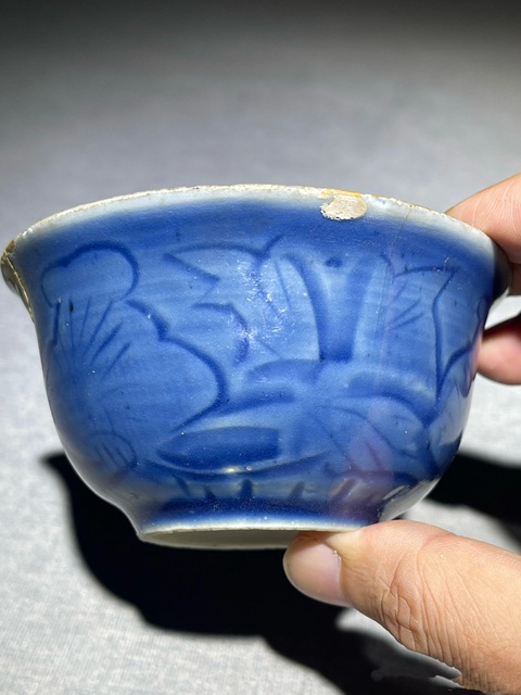 古玩陶瓷明·天啟暗刻藍(lán)釉花卉杯拍賣，當(dāng)前價(jià)格1000元