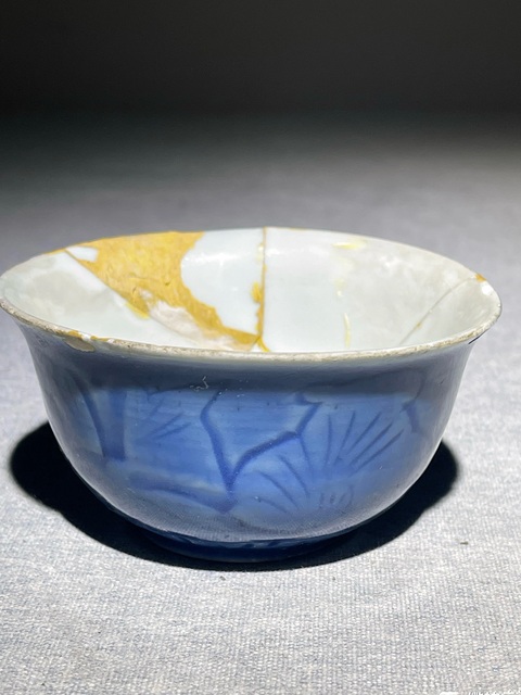 古玩陶瓷明·天啟暗刻藍(lán)釉花卉杯拍賣，當(dāng)前價(jià)格1000元