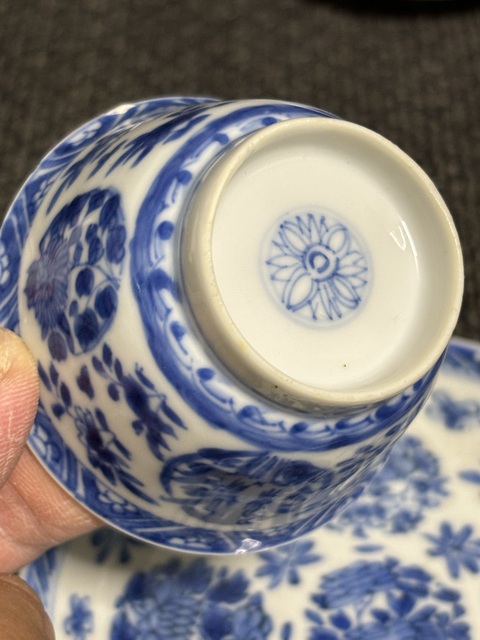 古玩陶瓷青花折枝花卉紋杯碟真品鑒賞圖