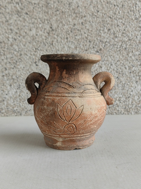 古玩陶瓷刻花雙耳瓶拍賣,當(dāng)前價(jià)格298元