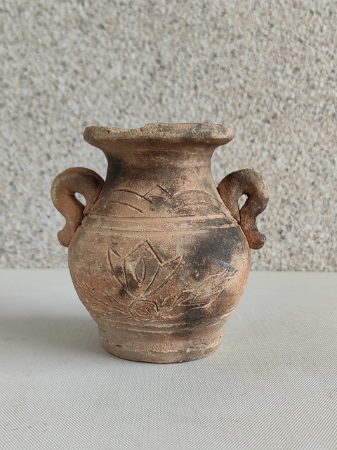 古玩陶瓷刻花雙耳瓶拍賣,當(dāng)前價(jià)格298元