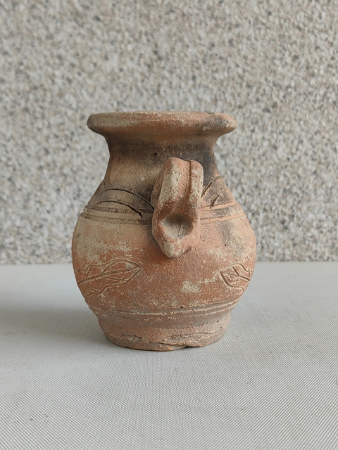 古玩陶瓷刻花雙耳瓶拍賣,當(dāng)前價(jià)格298元