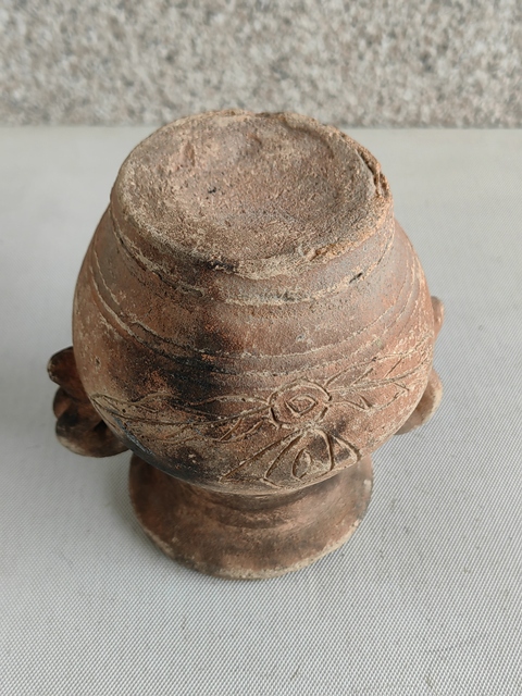 古玩陶瓷刻花雙耳瓶拍賣,當(dāng)前價(jià)格298元