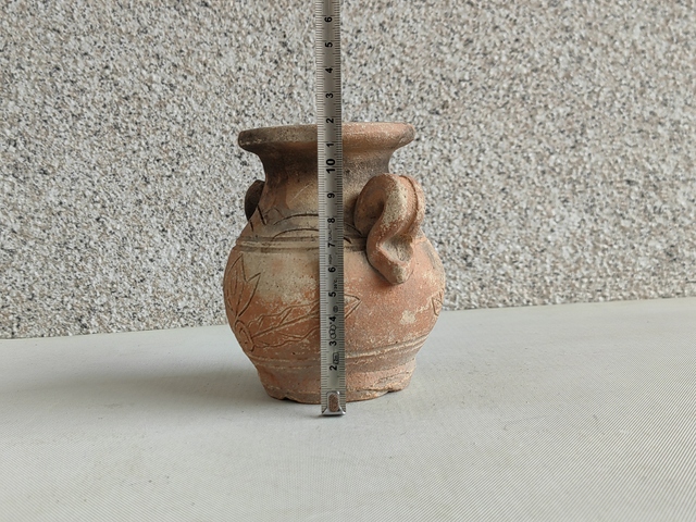 古玩陶瓷刻花雙耳瓶拍賣,當(dāng)前價(jià)格298元