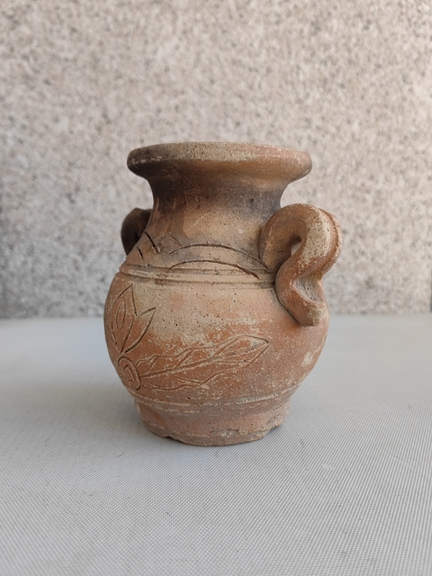 古玩陶瓷刻花雙耳瓶拍賣,當(dāng)前價(jià)格298元