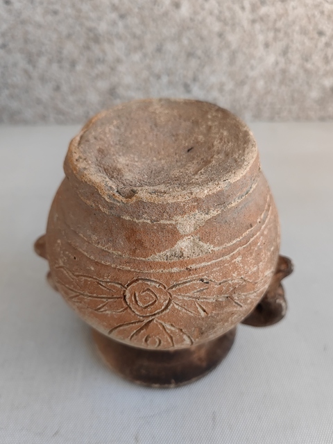 古玩陶瓷刻花雙耳瓶拍賣,當(dāng)前價(jià)格298元