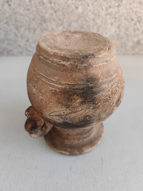 古玩陶瓷刻花雙耳瓶拍賣,當(dāng)前價(jià)格298元