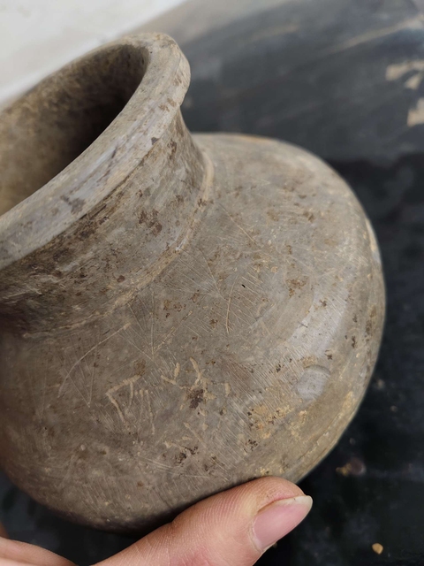 古玩陶瓷館藏級漢代鉛筆工陶瓶拍賣，當前價格1980元