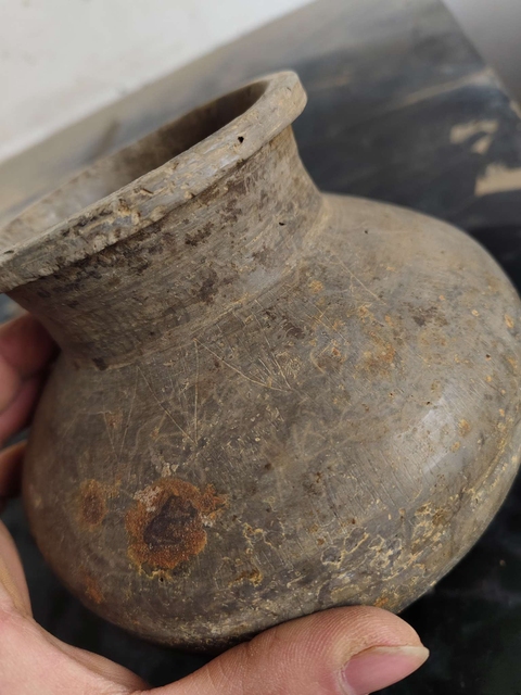 古玩陶瓷館藏級漢代鉛筆工陶瓶拍賣，當前價格1980元