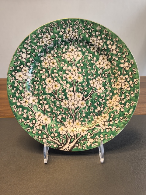 古玩陶瓷綠地粉彩梅花盤真品鑒賞圖