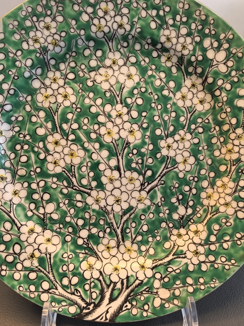 古玩陶瓷綠地粉彩梅花盤真品鑒賞圖