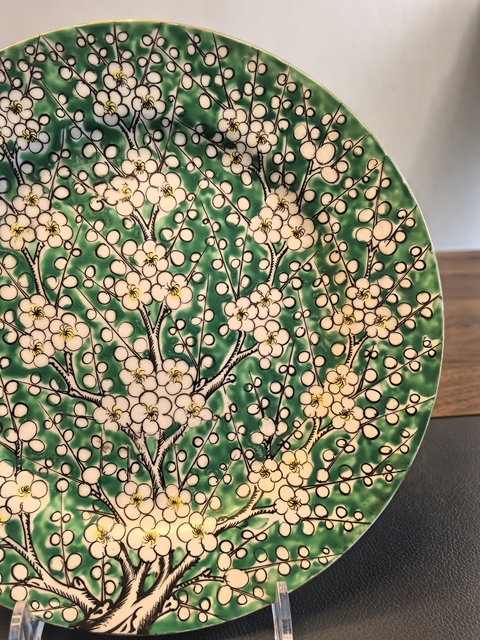 古玩陶瓷綠地粉彩梅花盤真品鑒賞圖