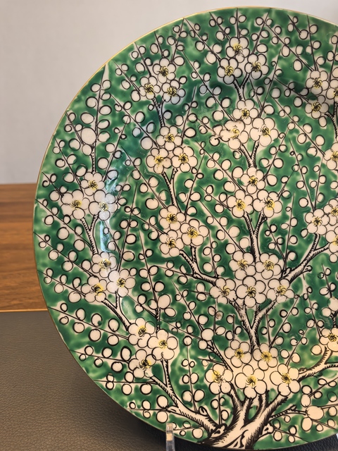 古玩陶瓷綠地粉彩梅花盤真品鑒賞圖