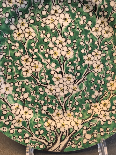 古玩陶瓷綠地粉彩梅花盤真品鑒賞圖