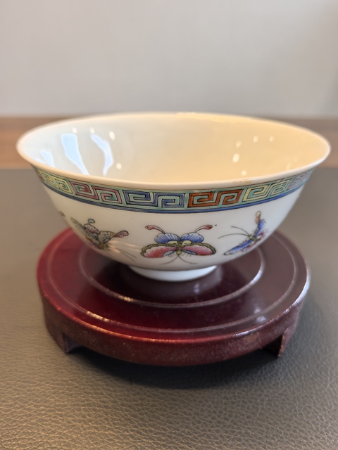 古玩陶瓷大清光緒年製官窯款粉彩蝴蝶紋茶碗拍賣,當(dāng)前價(jià)格1000元