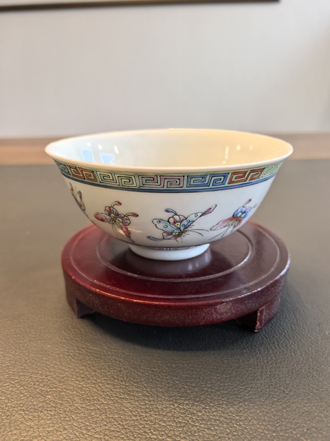 古玩陶瓷大清光緒年製官窯款粉彩蝴蝶紋茶碗拍賣,當(dāng)前價(jià)格1000元