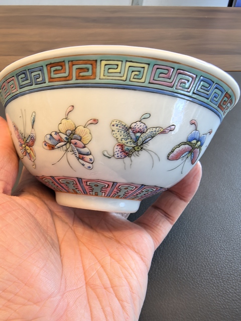 古玩陶瓷大清光緒年製官窯款粉彩蝴蝶紋茶碗拍賣,當(dāng)前價(jià)格1000元